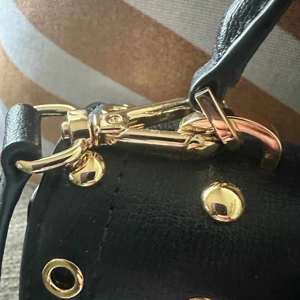 MK Michael‎ Kors Satchel with Shoulder or crossbody strap.